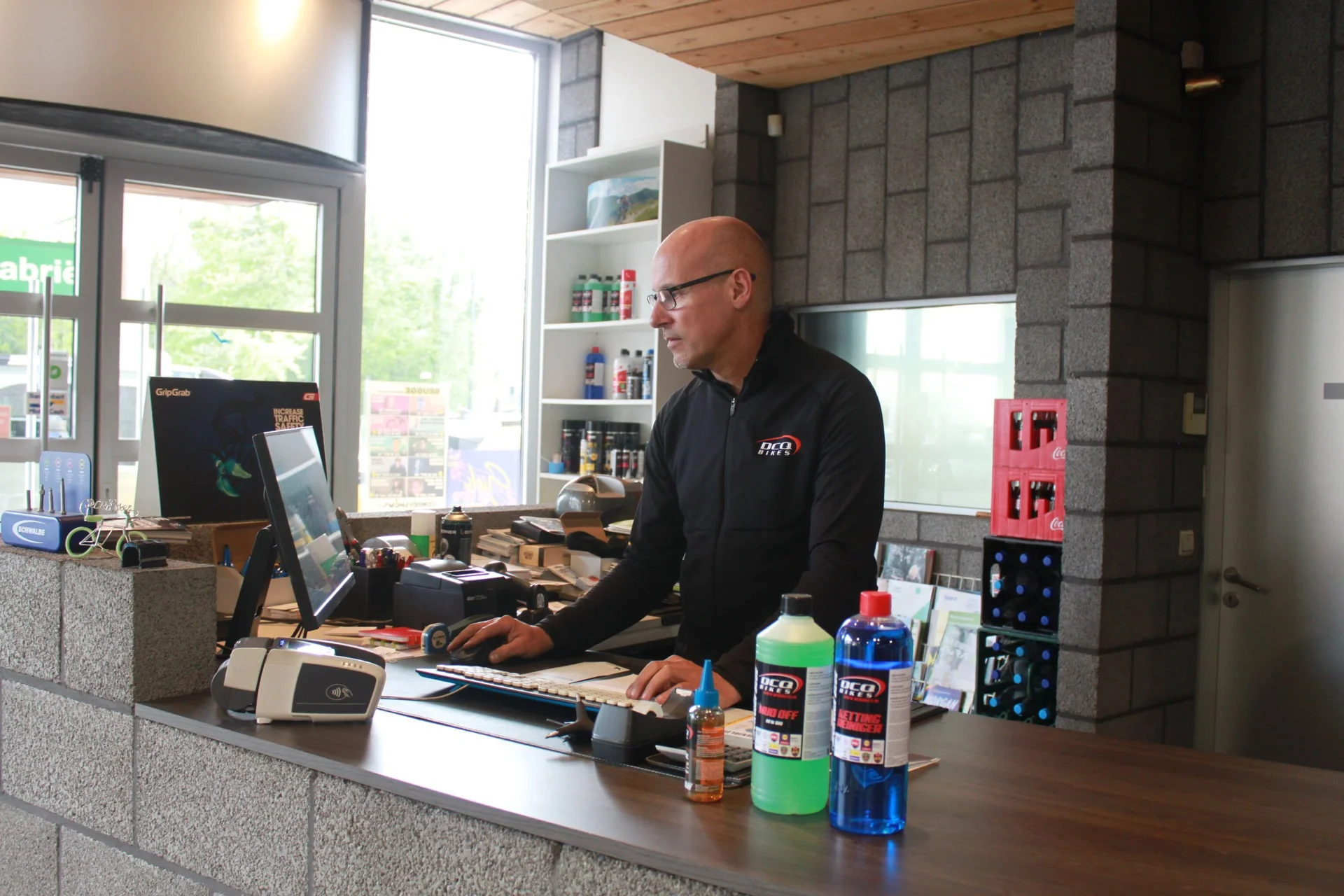 Kurt Declercq achter de toonbank bij DCQ Bikes