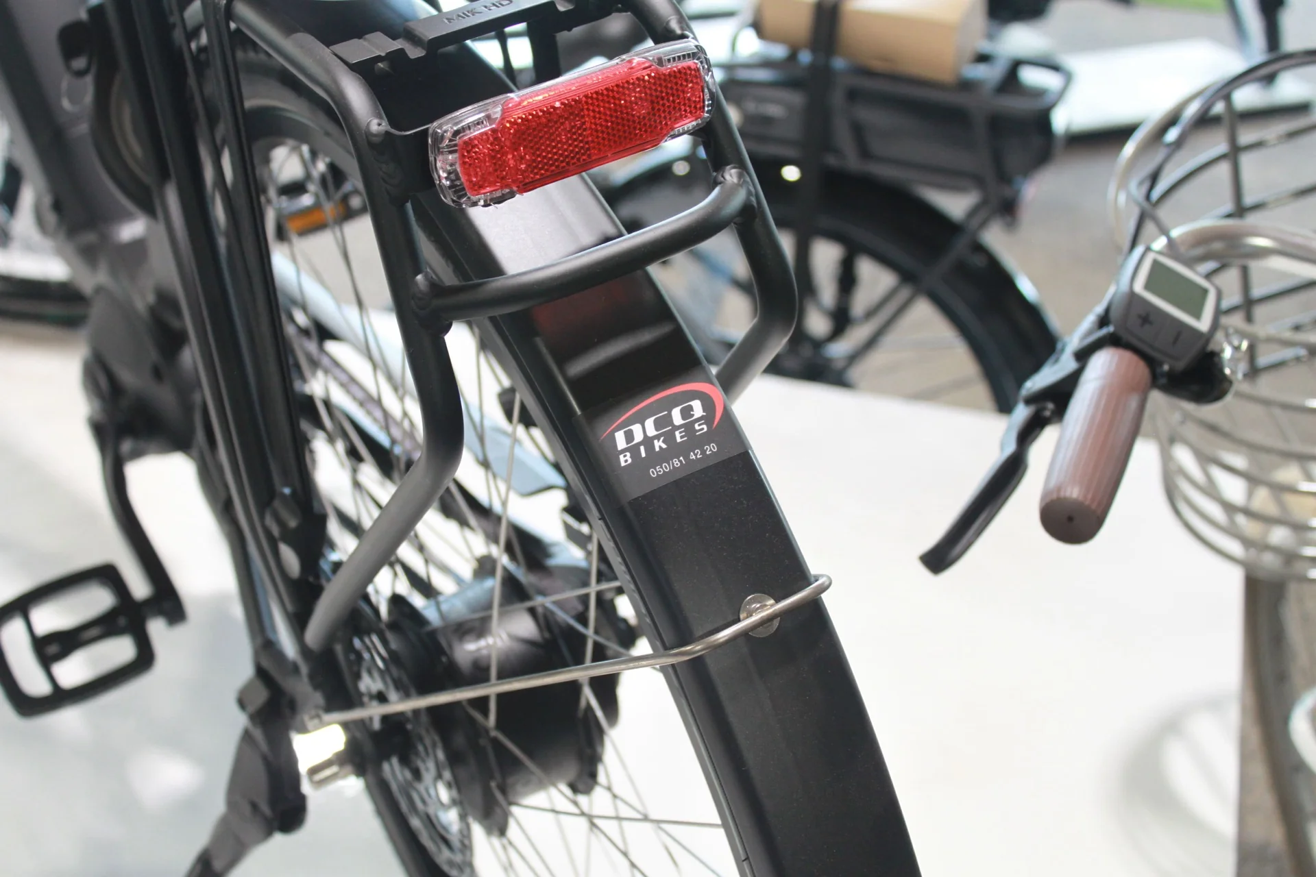 Detail van een e-bike met DCQ Bikes-sticker